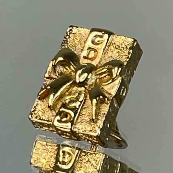 Christian Dior CD Logo Ribbon Motif Gold Tone Pin - Picture 1 of 8